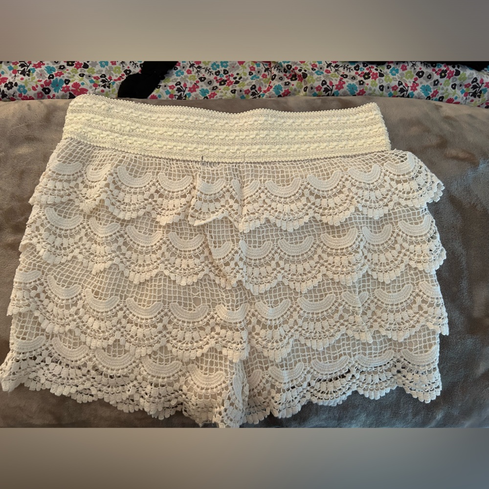 Cream ruffle shorts!